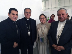 Xiskya Valladares, con tres obispos mexicanos, en el I Encuentro de Movimientos Católicos 'Juntos por México'