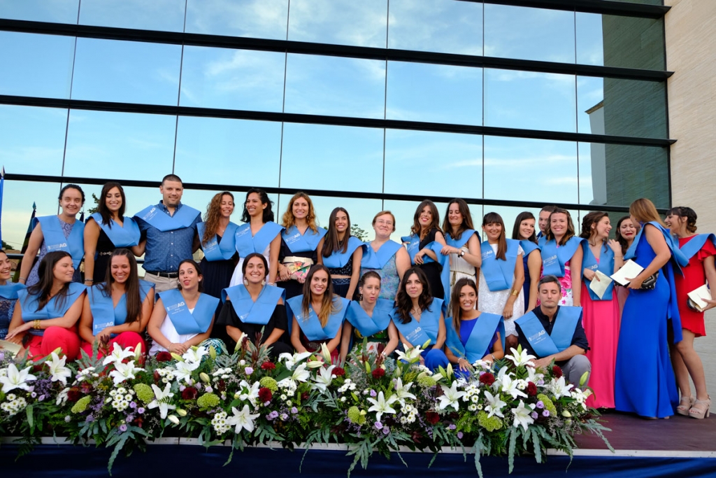 Fotografía de grupo de graduados en Educación. Promoción 2013-2017 del CESAG