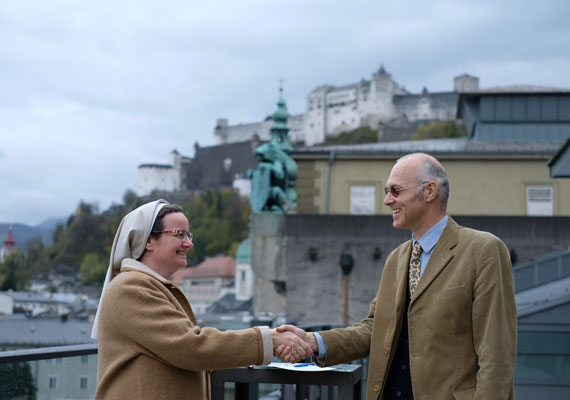 La directora del CESAG, Julia Violero, con el director del departamento de Acústica del Festival de Salzburgo, Edwin Pfanzagl-Cardone, tras la firma del acuerdo